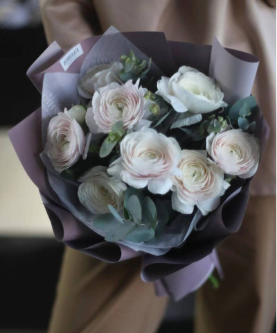 9 пудровых ранункулюсов с эвкалиптом №9165