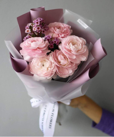 5 розовых ранункулюсов Леди и хамелациум №9074