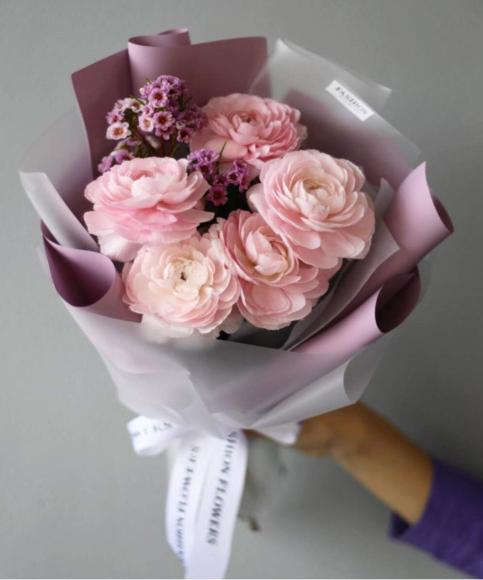 5 розовых ранункулюсов Леди и хамелациум №9074