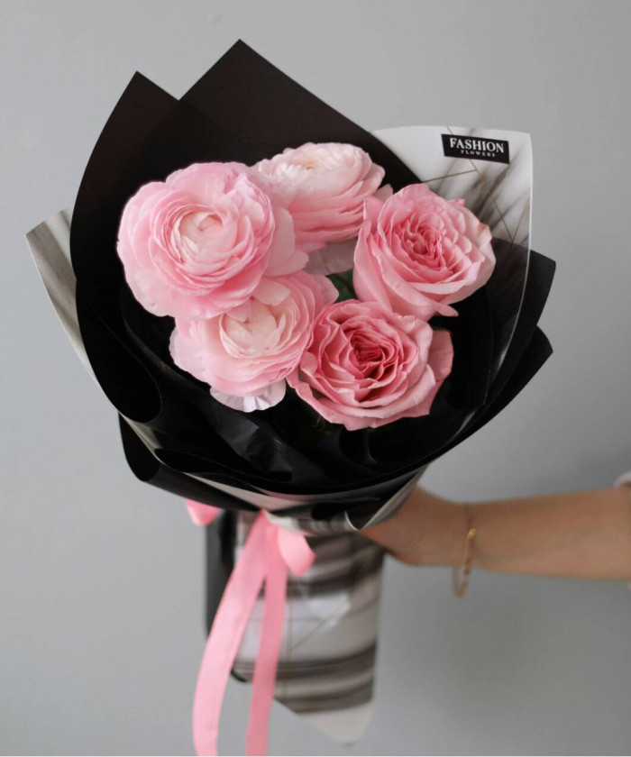 Ранункулюсы и пионовидные розы в букете 