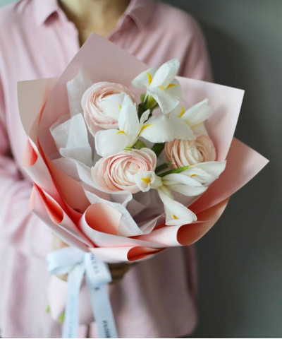 Ранункулюсы и белые ирисы в букете "Лютики" №2151