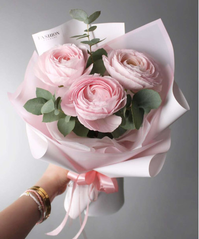 3 розовых ранункулюса Леди с эвкалиптом №3880