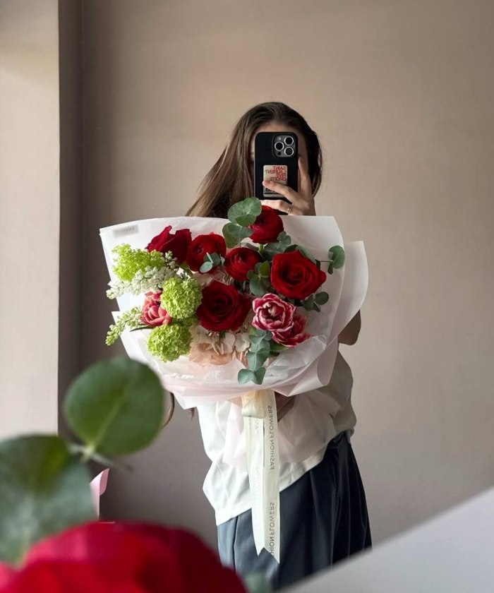 Букет сборный с красными розами 