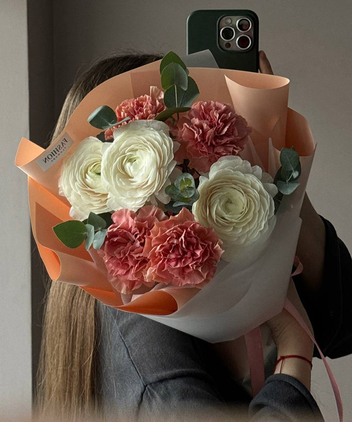 Пудровые ранункулюсы и диантусы в букете 