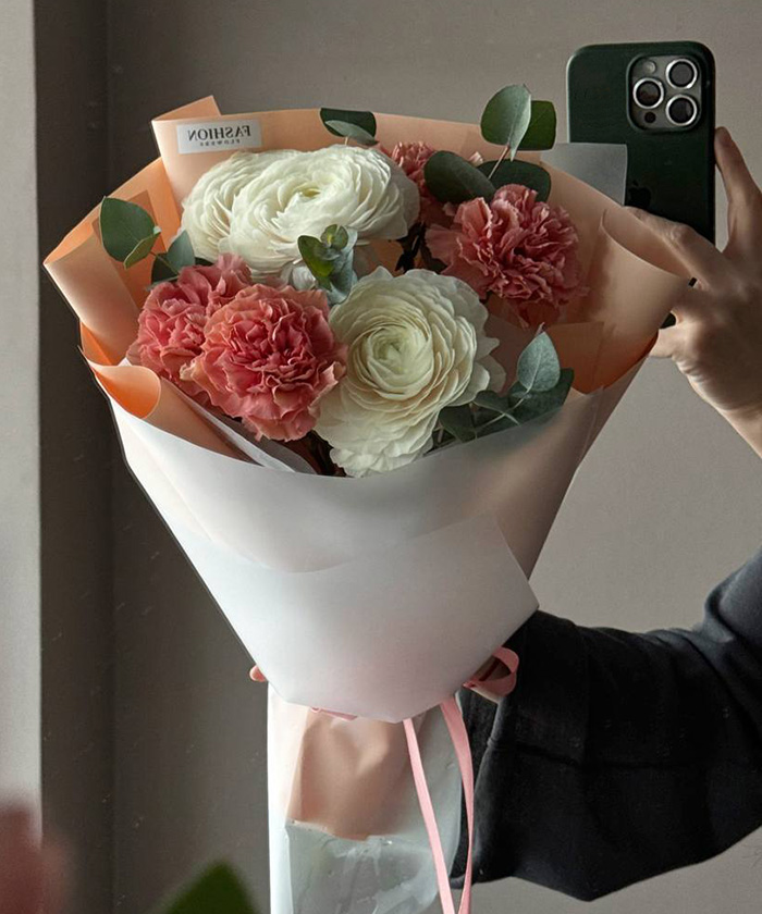 Пудровые ранункулюсы и диантусы в букете 