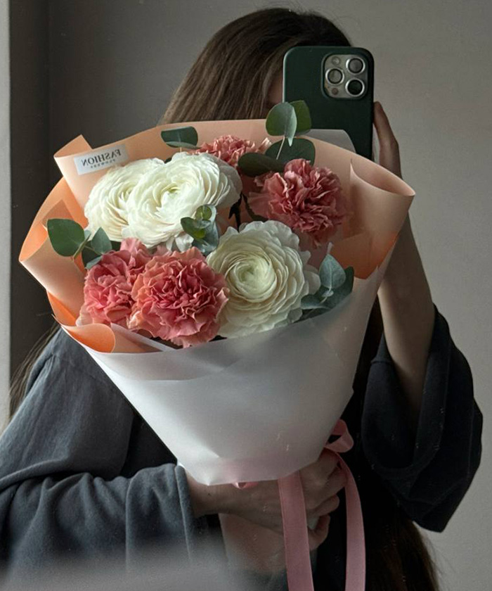 Пудровые ранункулюсы и диантусы в букете 