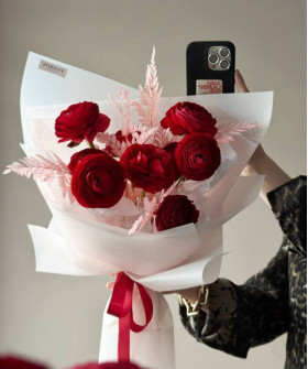 Красные ранункулюсы в букете "Танго" №9447
