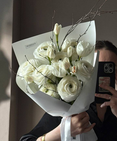 Ранункулюсы и нарциссы в букете "Клауд" №5661