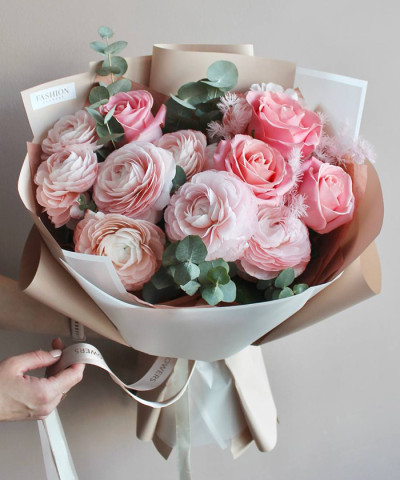 Ранункулюсы и розы с эвкалиптом в букете "Мечты" №5459