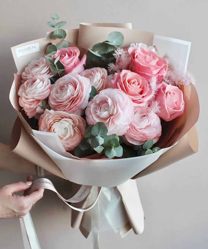 Ранункулюсы и розы с эвкалиптом в букете 