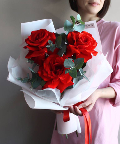 3 алые французские розы в букете "Ред шарм" №8632