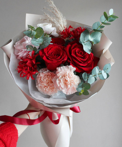 "Сицилия" Букет с ранункулюсами и красными розами №7456