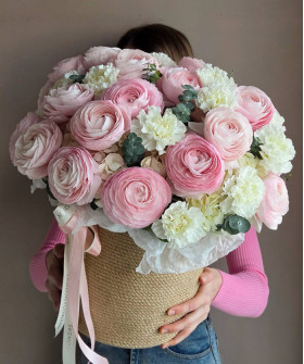 "Впечатление" Авторская корзина с розовыми ранункулюсами №6746