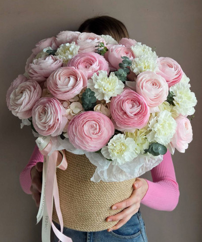 "Впечатление" Авторская корзина с розовыми ранункулюсами №6746