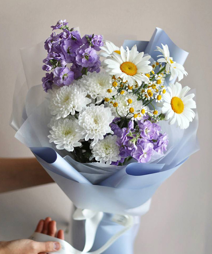 Лавандовая маттиола и ромашки в букете №8732