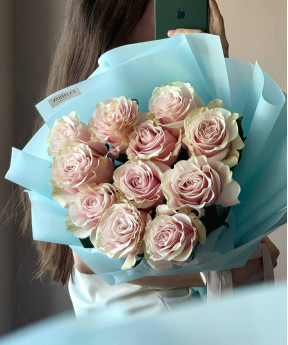 11 нежно-розовых роз Пинк Мондиаль №2881