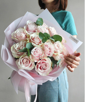 15 розовых роз Пинк Мондиаль с эвкалиптом №3561