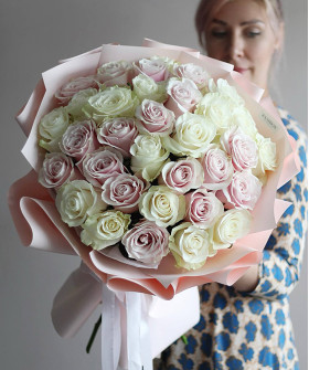 33 белых и розовых роз Пинк Мондиаль №2336