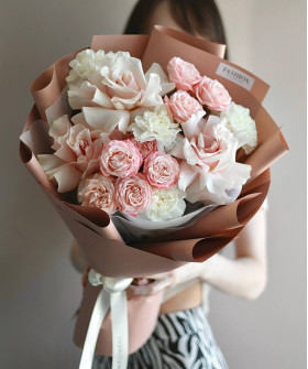 "Розовый свет" букет с французскими и кустовыми розами №4576