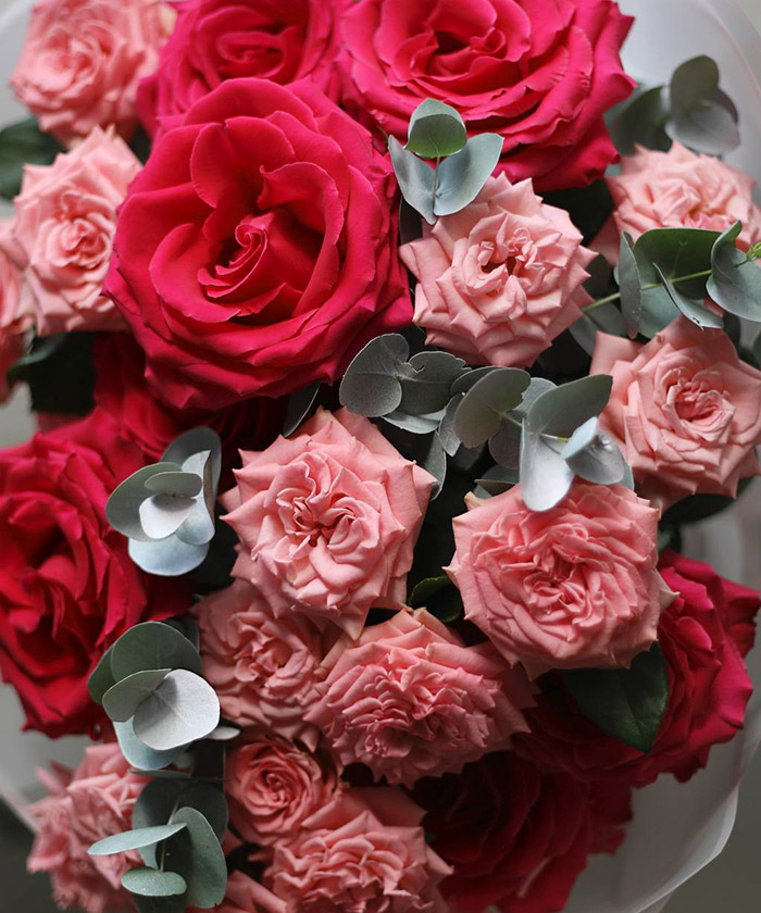 Малиновые и розовые розы в букете 