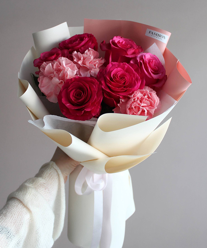 Малиновые розы и диантусы в букете 