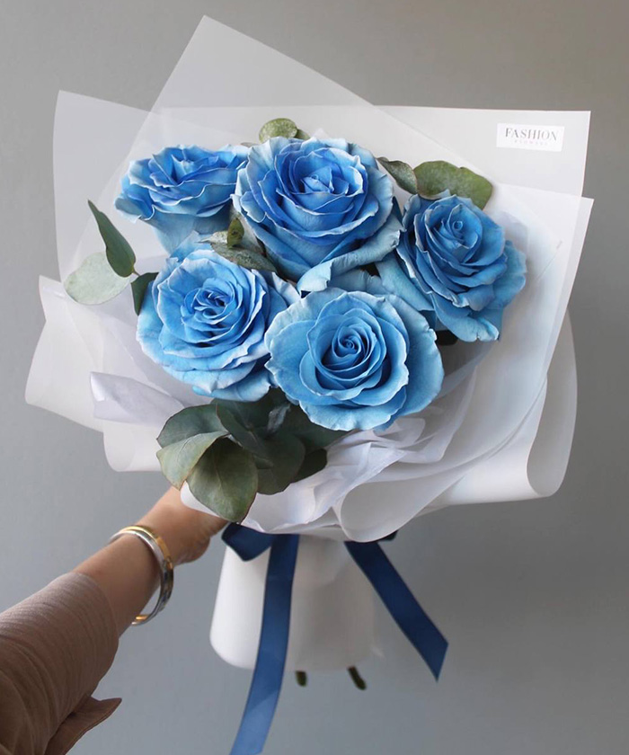 5 голубых роз Скай блу с эвкалиптом в букете №5874