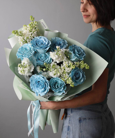 Голубые розы и белая сирень в букете "Летнее небо" №7653