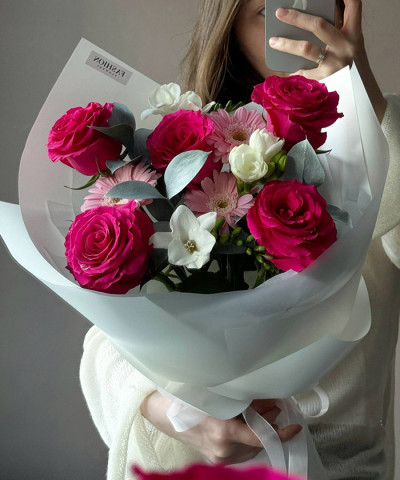 "Малиновый поцелуй" авторский букет с розами и фрезией №6572