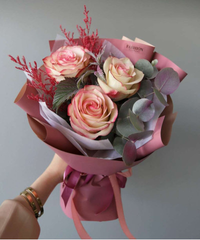 3 розовые розы Палома с эвкалиптом №7891