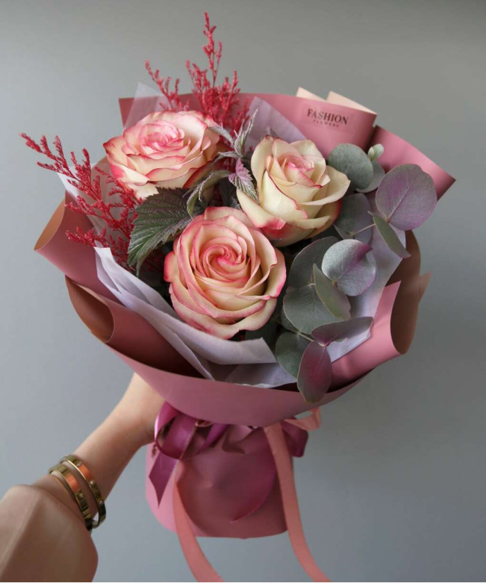 3 розовые розы Палома с эвкалиптом №7891