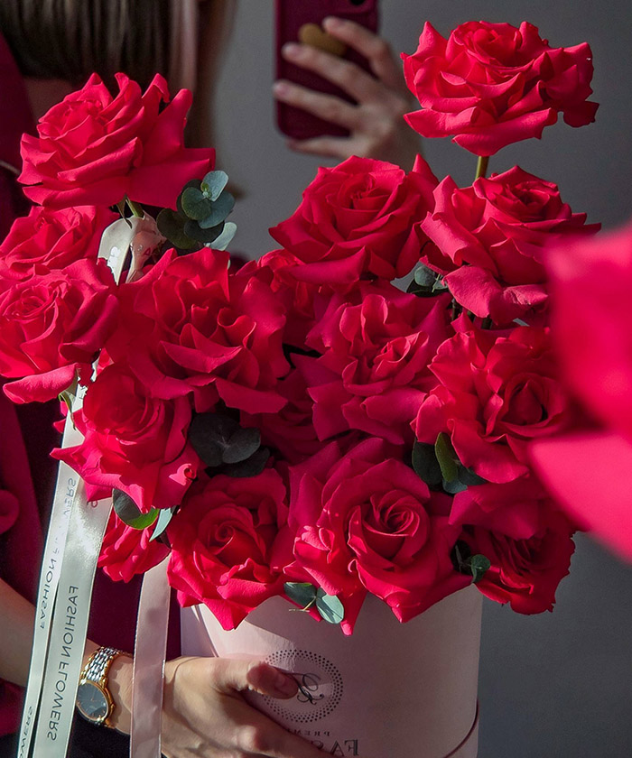 25 французских малиновых роз в шляпной коробке №8785