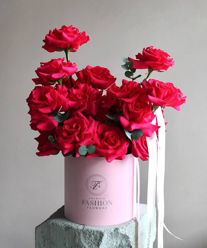 25 французских малиновых роз в шляпной коробке №8785