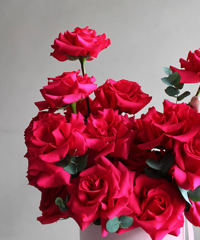 25 французских малиновых роз в шляпной коробке №8785