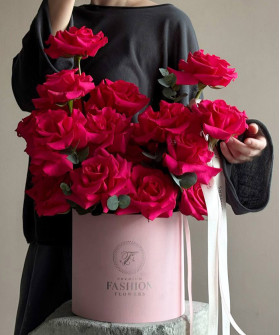 25 французских малиновых роз в шляпной коробке №8785