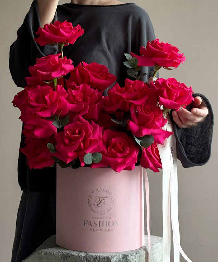 25 французских малиновых роз в шляпной коробке №8785