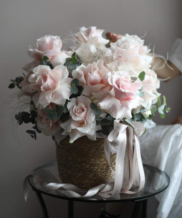 Французские розовые розы с эвкалиптом в корзине 