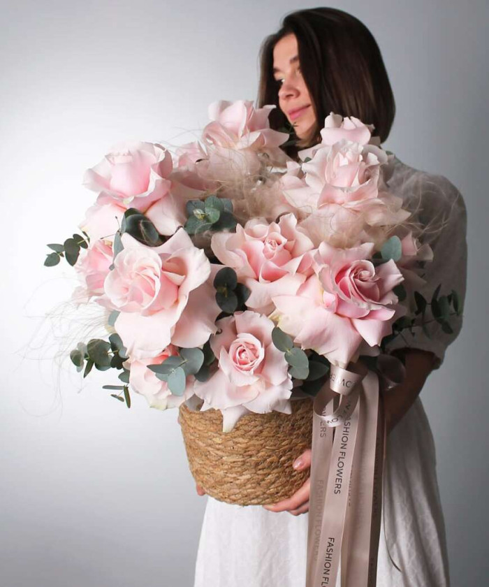 Французские розовые розы с эвкалиптом в корзине 