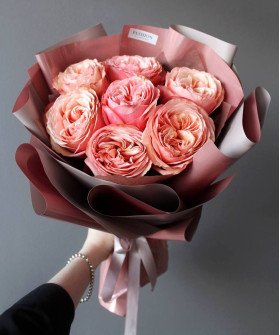 7 персиковых пионовидных роз Кахала №3002