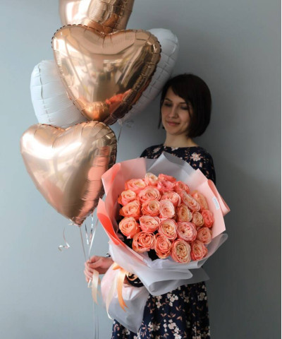 25 персиковых роз Кахала и шары сердца в наборе "любимой" №9438