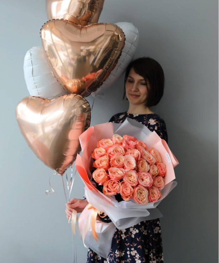 25 персиковых роз Кахала и шары сердца в наборе 