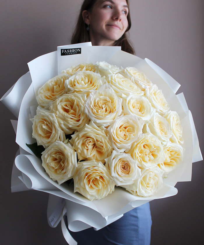 21 пионовидная роза Кенделайт в букете 