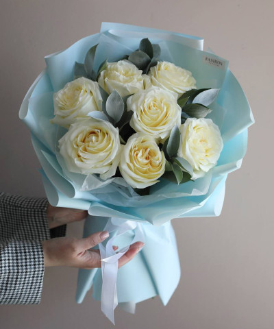 7 пионовидных кремовых роз Кенделайт №4556