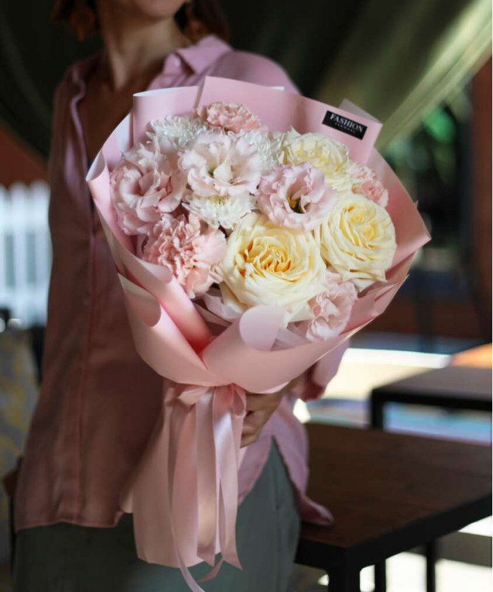 Эустома и пионовидные розы Кенделайт в букете 