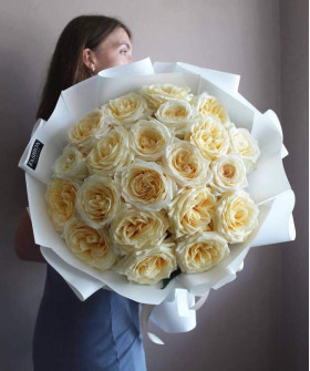 21 пионовидная роза Кенделайт в букете "Сливки" №5637