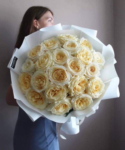 21 пионовидная роза Кенделайт в букете "Сливки" №5637
