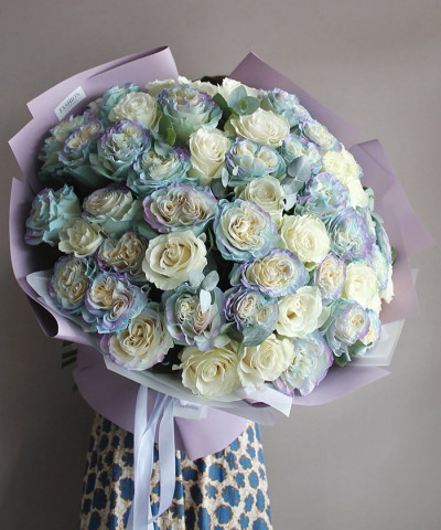 55 роз тинтед юникорн в бело-лавадово-голубых оттенках №3659