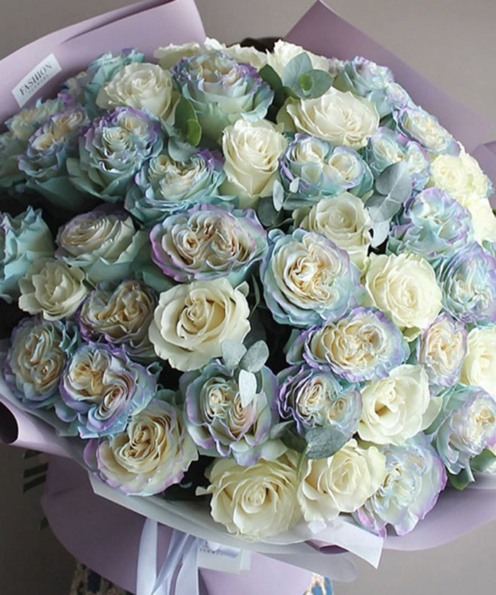 55 роз тинтед юникорн в бело-лавадово-голубых оттенках №3659