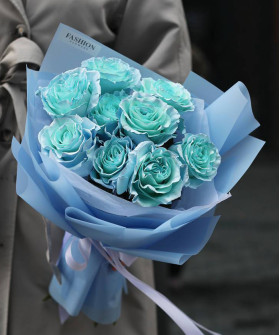 9 роз Тинтед Скай Блу в букете "Северное дыхание" №4374