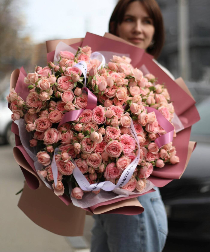 21 розовая кустовая роза в букете 