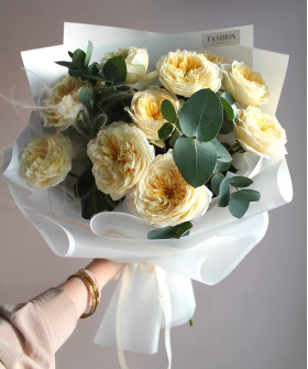 3 пионовидные кустовые розы Роял Парк в букете "Рассвет" №5685